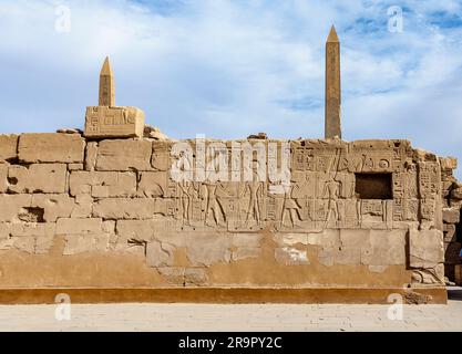 Amun-Ra-Tempel in Karnak, mit Obelisken von Thutmose I und Hatschepsut, Karnak, Luxor Stockfoto