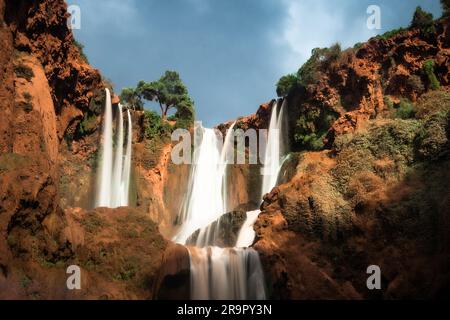 Ouzoud-Wasserfall im marokkanischen Atlas, nordafrika die Ouzoud-Wasserfälle sind der Sammelname für mehrere Wasserfälle, die sich in die Schlucht des El-Abid-Flusses ausbreiten. Stockfoto