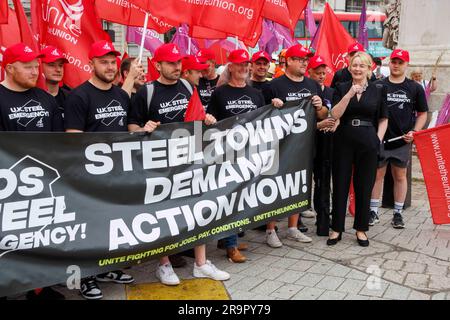 London, Vereinigtes Königreich 28. Juni 2023, Unite General Secretary Sharon Graham, spricht zu den Stahlarbeitern. Stahlarbeiter von Unite und anderen Gewerkschaften marschieren zum Parliament Square, um von der Regierung zu verlangen, in British Steel zu investieren. Stahlarbeiter marschieren auf das Parlament, um von der Regierung zu verlangen, dass sie schnell handelt, um der Stahlindustrie von UKÕs eine Rettungsleine zu geben. Wenn das Vereinigte Königreich seine unverzichtbaren Stahlerzeugungskapazitäten beibehalten will, sind jetzt dringend Investitionen erforderlich. Die Stahlarbeiter sagen, dass die Regierung Energiekosten mustÊCut, Investitionen in grüne Technologie zur Unterstützung und Rettung von Arbeitsplätzen in der britischen Stahlindustrie und fordern, dass im Vereinigten Königreich hergestellter Stahl in öffentlichen Projekten verwendet wird Stockfoto