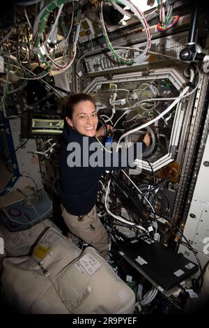 . Iss068e029618 (14. Dezember 2022) - NASA Astronaut und Expedition 68 Flight Engineer Nicole Mann tauscht Proben im Mikrogravitations-Science-Glovebox gegen eine Weltraumphysik-Studie, die ein passives Kühlsystem für elektronische Geräte in Mikrogravitation demonstriert. Stockfoto