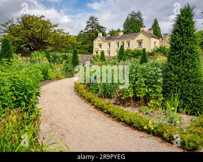 Herrenhaus und krautige Grenzen in den Aberglasney Gardens in South Wales UK Stockfoto