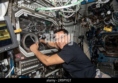 . Iss068e028262 (9. Dez. 2022) - NASA-Astronaut und Expedition 68-Flugingenieur Frank Rubio tauscht Proben im Mikrogravitations-Science-Handschuhfach für die Untersuchung von Porenbildung und Mobilität aus. Die Studie zur Raumphysik zeigt ein passives Kühlsystem für elektronische Geräte in Mikroschwerkraft mit einer mikrostrukturierten Oberfläche. Stockfoto