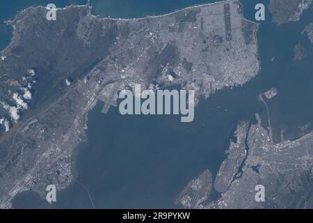 San Francisco und Oakland, Kalifornien, getrennt durch die Bucht von San Francisco, wurden am 4. April 2023 vom NASA-Astronauten Woody Hoburg fotografiert, während er 262 Meilen über der Erde umkreiste. Stockfoto