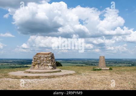 Der Gipfel des Ivinghoe Beacon in der Chilterns Area of Outstanding Natural Beauty, Buckinghamshire, England, Großbritannien, mit einem Triggerpunkt und einer Karte Stockfoto