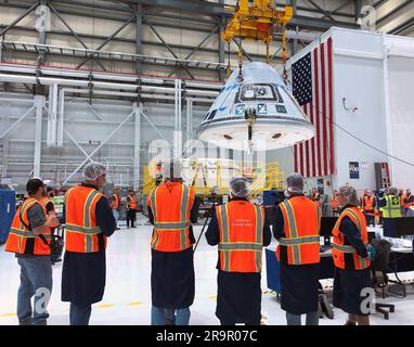 Verbindung zwischen dem CFT-Crew-Modul von Boeing und dem Servicemodul. Das Starliner-Team, einschließlich der Kranbesatzung, überwacht den Aufzug des Besatzungsmoduls am 19. Januar 2023 in der Commercial Crew and Cargo Processing Facility von Boeing, bevor es vor dem Boeing Crew Flight Test der NASA mit dem neuen Servicemodul verbunden wird. Stockfoto