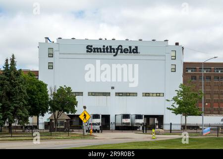 SIOUX FALLS, SD, USA - 24. JUNI 2023: Außenansicht des Schweinefleischverarbeitungsbetriebs Smithfield und Markenlogo. Stockfoto