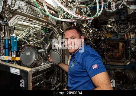 . Iss068e036994 (4. Januar 2023) - NASA Astronaut and Expedition 68 Flight Engineer Josh Cassada führt Forschungstätigkeiten innerhalb der Mikrogravitationswissenschaft Glovebox für die Untersuchung von Porenbildung und Mobilität durch. Die Studie zur Raumphysik zeigt ein passives Kühlsystem für elektronische Geräte in Mikroschwerkraft mit einer mikrostrukturierten Oberfläche. Stockfoto