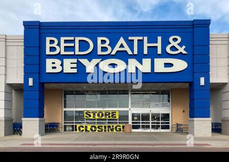 SIOUX FALLS, SD, USA - 21. JUNI 2023: Bed Bath and Beyond Exterieur mit Banner zum Geschäftsabschluss. Stockfoto