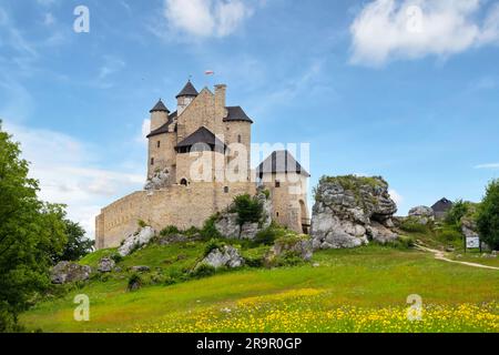 Blick auf die Burg Bobolice - königliche Burg aus dem 14. Jahrhundert im Dorf Bobolice, Polnischer Jura, Polen Stockfoto