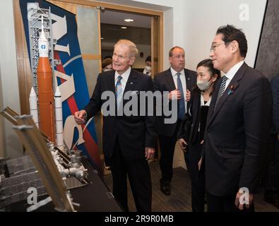 Unterzeichnung des Weltraumabkommens in den USA und Japan. NASA-Administrator Bill Nelson zeigt Premierminister von Japan, seine Exzellenz Kishida Fumio, ein Modell des Space Launch Systems (SLS) vor den USA Außenminister Antony Blinks und Japans Außenminister Hayashi Yoshimasa unterzeichnen am Freitag, den 13. Januar 2023, im Hauptquartier der NASA in Washington, Mary W. Jackson, ein Abkommen, das auf einer langen Geschichte der Zusammenarbeit bei der Weltraumforschung zwischen den USA und Japan aufbaut. „Das Rahmenabkommen zwischen der Regierung Japans und der Regierung der Vereinigten Staaten von Amerika über Coope Stockfoto