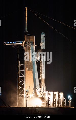 Am 14. März 2023 startete die SpaceX Falcon 9-Rakete mit dem Dragon-Raumschiff vom Kennedy Space Center LC-39A der NASA für die 27. CRS-Mission zur ISS und lieferte über 6.000 Pfund Fracht, wissenschaftliche Untersuchungen und Ausrüstung an die Besatzung der Station. Stockfoto