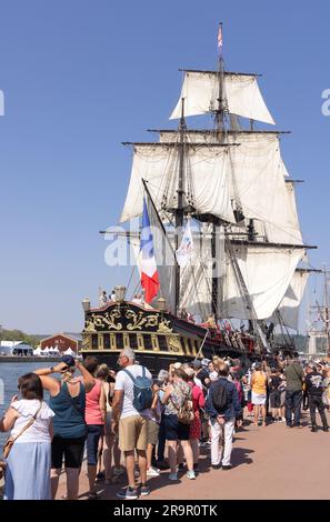 Armada Rouen 2023; Menschenmassen und Oldtimer-Schiffe auf dem 4. Jährlichen Tall Ships Festival an der seine, Hafen von Rouen, Normandie von Rouen, Frankreich Stockfoto