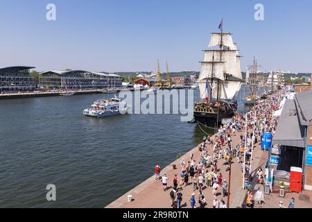 Armada Rouen 2023; Menschenmassen und Oldtimer-Schiffe auf dem 4. Jährlichen Tall Ships Festival an der seine, Hafen von Rouen, Normandie von Rouen, Frankreich Stockfoto