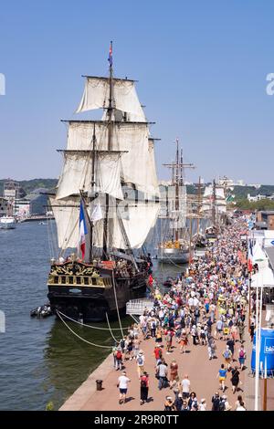 Rouen Armada 2023 - Menschen am Kai, Hafen von Rouen, um die Großsegler auf der seine zu sehen, 4-jährliches maritimes Festival; Rouen Normandie Frankreich Stockfoto