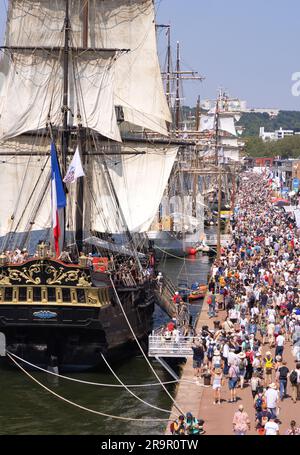 Armada Rouen 2023; Menschenmassen und Oldtimer-Schiffe auf dem 4. Jährlichen Tall Ships Festival an der seine, Hafen von Rouen, Normandie von Rouen, Frankreich Stockfoto