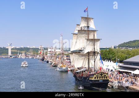 Armada Rouen 2023; Menschenmassen und Oldtimer-Schiffe auf dem 4. Jährlichen Tall Ships Festival an der seine, Hafen von Rouen, Normandie von Rouen, Frankreich Stockfoto