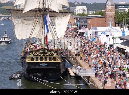 Armada Rouen 2023; Menschenmassen und Oldtimer-Schiffe auf dem 4. Jährlichen Tall Ships Festival an der seine, Hafen von Rouen, Normandie von Rouen, Frankreich Stockfoto