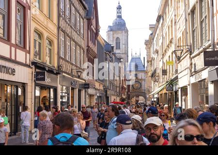 Straßenszene von Rouen; viele franzosen auf der Rue de Gros Horloge (große Uhr); Rouen, seine-Maritime, Normandie Frankreich Europa Stockfoto