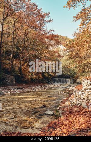 Wasserfall in den Loutra Pozar Thermalbädern in Loutraki in der Nähe von Edessa, Mazedonien, Griechenland. Herbstlandschaft. Stockfoto