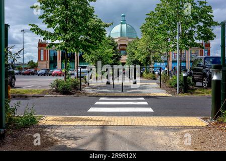 Parkplatz im Trafford Center Manchester mit Kuppeldach hinter dem Hotel Stockfoto