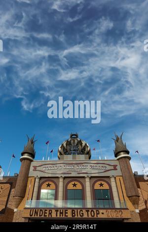 MITCHELL, SD, USA - 23. JUNI 2023: Corn Palace Arena und Markenlogo. Stockfoto