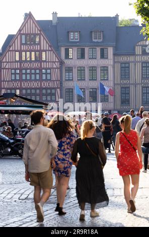 Rouen France; Blick auf die Straße auf dem Place du Vieux Marche, am späten Nachmittag mit mittelalterlichen Gebäuden in der Altstadt; Rouen normandie Frankreich Europa Stockfoto