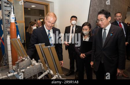 Unterzeichnung des Weltraumabkommens in den USA und Japan. NASA-Administrator Bill Nelson zeigt Premierminister von Japan, seine Exzellenz Kishida Fumio, ein Modell der Internationalen Raumstation (ISS) vor den USA Außenminister Antony Blinks und Japans Außenminister Hayashi Yoshimasa unterzeichnen am Freitag, den 13. Januar 2023, im Hauptquartier der NASA in Washington, Mary W. Jackson, ein Abkommen, das auf einer langen Geschichte der Zusammenarbeit bei der Weltraumforschung zwischen den USA und Japan aufbaut. „Das Rahmenabkommen zwischen der Regierung Japans und der Regierung der Vereinigten Staaten von Amerika f Stockfoto