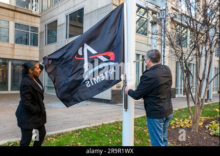 Artemis-Flagge im NASA-Hauptquartier. Artemis Mission Development Manager Mike Sarafin, Artemis Mission Integration Manager Sheela Logan und Assistant Deputy Associate Administrator for Exploration Systems Development Tom Whitmeyer heben am Mittwoch, den 23. November 2022, die Artemis-Flaggen im Hauptquartier der Mary W. Jackson NASA in Washington auf. Stockfoto