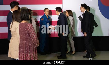 Vizepräsident Harris und Präsident Yoon bei der GSFC. Der NASA-Astronaut Jonny Kim schüttelt sich mit dem Präsidenten Yoon Suk Yeol der Republik Korea die Hand, während er und Vizepräsident Kamala Harris bei einer Führung durch das Goddard Space Flight Center der NASA am Dienstag, den 25. April 2023 in Greenbelt mit koreanisch-amerikanischen Wissenschaftlern zusammentreffen. Md Stockfoto