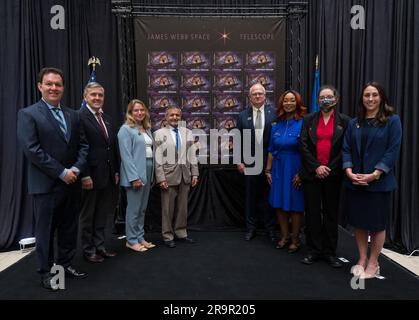 JWST-Stempelzeremonie. Von links nach rechts: Goddard Space Flight Center Webb Optical Telescope Element Manager der NASA, Lee Feinberg, NASA Associate Administrator und ehemaliger Astronaut Bob Cabana, Smithsonian Institution Unterstaatssekretärin für Dienst und Forschung, Ellen Stofan, United States Postal Service Vice Chairman, Board of Governors, Anton Hajjar, Toby Mensforth, Deputy Director des National Postal Museum, Lisa Whitehead, USPS, Goddard Space Flight Center Webb Deputy Observatory Project Scientist der NASA, Erin Smith, und Alice Fisher, Expertin für öffentliche Angelegenheiten der NASA, posieren für ein Foto im Stockfoto