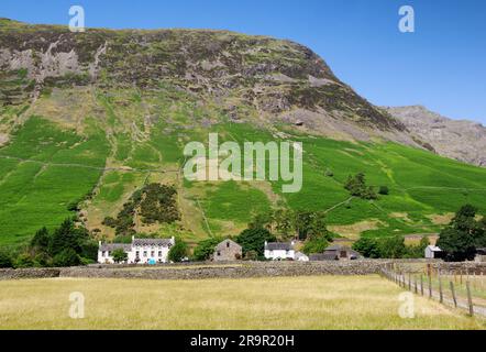 Das Dorf Wasdale Head liegt unterhalb von Yewbarrow im englischen Lake District Cumbria UK Stockfoto