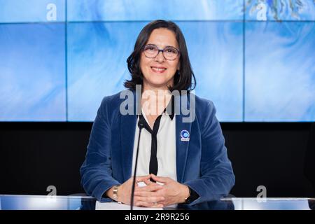 SWOT-WissenschaftsBriefing. Selma Cherchali, Leiterin des Erdbeobachtungsprogramms, CNES, nimmt an einem wissenschaftlichen Briefing Teil, das von der NASA und der französischen Weltraumorganisation Centre National d’Etudes Spatiales (CNES) für die Mission Surface Water and Ocean Topography (SWOT) am 13. Dezember 2022 auf dem WSA-Stützpunkt Vandenberg in Kalifornien veranstaltet wurde. SWOT soll am 15. Dezember 2022 um 3:46 Uhr PST eine SpaceX Falcon 9 Rakete vom Space Launch Complex-4 East in Vandenberg starten. SWOT wird die erste globale Erhebung der NASA über nahezu alle Gewässer auf der Erdoberfläche sein. Wissenschaftler planen, ihre Beobachtungen zu nutzen, um th besser zu verstehen Stockfoto