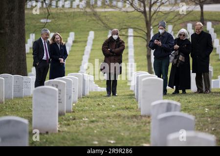 Tag der Erinnerung. NASA-Administrator Bill Nelson, rechts, zusammen mit Familie und Freunden von Challenger und Columbia Astronauten, von links nach rechts, Dan Tani, Jane Tani, Amy Resnik, Chuck Resnik, Und Kristy Carroll, halten Sie am Grab des ehemaligen Astronauten und der USA Senator John Glenn, der am Donnerstag, den 26. Januar 2023, auf dem Arlington National Cemetery in Arlington, Virginia, ihre letzte Ehre erweisen wird Nelson hatte zusammen mit der Familie und Freunden der Astronauten von Challenger und Columbia zuvor Kränze zum Gedenken an die Männer und Frauen gelegt, die ihr Leben bei der Suche nach Weltraumforschung im Rahmen des NASA-Tages der Freiheit verloren haben Stockfoto