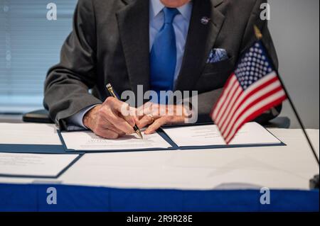 Vizepräsident Harris und französischer Präsident Macron treffen sich im NASA-Hauptquartier. NASA-Administrator Bill Nelson und Präsident des Centre National d’Etudes Spatiales (CNES) Dr. Philippe Baptiste unterzeichnen am Mittwoch, den 30. November 2022, eine Vereinbarung über die Farside Seismic Suite (FSS) im Hauptquartier der Mary W. Jackson NASA in Washington. Das FSS wird die ersten seismischen Monddaten von der anderen Seite des Mondes zurückgeben. CNES trägt zu dieser Nutzlast einen der Seismometer bei, die im Rahmen der NASA-Initiative „Commercial Lunar Payloads Services“ (CLPS) auf der Grundlage der bewährten Fähigkeiten des M geliefert werden Stockfoto