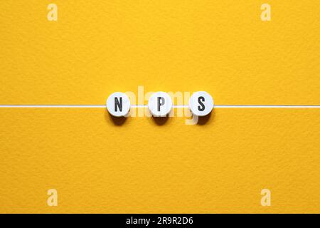 NPS – NET PROMOTER SCORE, Wortansatz auf Bausteinen, Text, Buchstaben Stockfoto