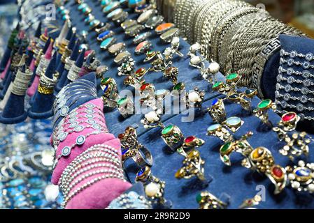 Ausstellung für den Verkauf von Schmuck und Bijouterie auf dem großen Basar-Marktplatz in Istanbul. Ringe, Ohrringe, Armbänder und andere – traditionelle Geschenke für Freunde Stockfoto