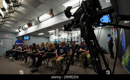 Earth Day 2023: Briefing Für Schüler. Im Rahmen des NextGen STEM-Projekts der NASA wurden Studenten der Montverde Academy in Florida, Storm Grove Middle School, Und die Whispering Pines School sowie ein Heimunterrichtskollektiv aus Georgia nehmen am 20. April 2023 im News Auditorium im Kennedy Space Center der NASA in Florida an einem umweltorientierten Briefing zum Earth Day Teil. Zusammen mit den Schülern, die persönlich teilnahmen, hatten Schüler der Mittel- und Oberstufe im ganzen Land die Möglichkeit, Fragen des Panels per Telefon zu stellen, um zu diskutieren, wie Technologie und Wissenschaft in Kennedy mit der Natur koexistieren. Stockfoto