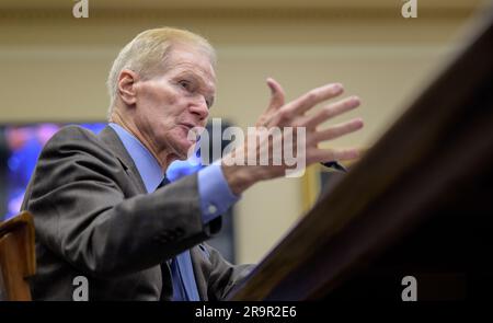 Bill Nelson, NASA-Administrator, erschien am 27. April 2023 vor dem House Science, Space and Technology Committee im Rayburn House Office Building in Washington, DC, um den Budgetantrag der NASA für das Geschäftsjahr 2024 und strategische Pläne zu erörtern. Stockfoto