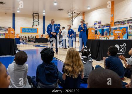 SpaceX Crew-3 der NASA besucht Amidon-Bowen Grundschule. NASA-Administrator Bill Nelson und die NASA-Astronautin Kayla Barron, SpaceX Crew-3, sprechen während ihres Besuchs in der Amidon-Bowen Elementary School am Donnerstag, den 8. Dezember 2022 in Washington mit Schülern. Stockfoto