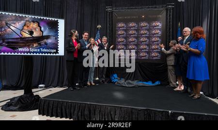 JWST-Stempelzeremonie. Von links nach rechts: Goddard Space Flight Center Webb Deputy Observatory Project Scientist der NASA, Erin Smith, Goddard Space Flight Center Webb Optical Telescope Element Manager der NASA, Lee Feinberg, Smithsonian Institution Unterstaatssekretärin für Dienst und Forschung, Ellen Stofan, NASA Associate Administrator und ehemaliger Astronaut Bob Cabana, United States Postal Service Vice Chairman, Board of Governors, Anton Hajjar, NASA Public Affairs Specialist Alice Fisher, National Postal Museum Deputy Director, Toby Mensforth, und Lisa Whitehead, USPS, applaudieren nach der Enthüllung Stockfoto