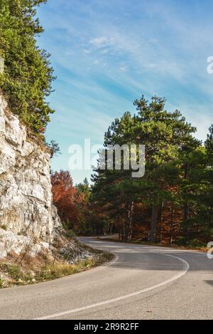 Wunderschöne, leere Bergstraße. Farbenfrohe Landschaft mit einer Waldstraße im Herbst. Reisen in Griechenland. Ein Roadtrip. Stockfoto