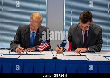 Vizepräsident Harris und französischer Präsident Macron treffen sich im NASA-Hauptquartier. NASA-Administrator Bill Nelson und Präsident des Centre National d’Etudes Spatiales (CNES) Dr. Philippe Baptiste unterzeichnen am Mittwoch, den 30. November 2022, eine Vereinbarung über die Farside Seismic Suite (FSS) im Hauptquartier der Mary W. Jackson NASA in Washington. Das FSS wird die ersten seismischen Monddaten von der anderen Seite des Mondes zurückgeben. CNES trägt zu dieser Nutzlast einen der Seismometer bei, die im Rahmen der NASA-Initiative „Commercial Lunar Payloads Services“ (CLPS) auf der Grundlage der bewährten Fähigkeiten des M geliefert werden Stockfoto