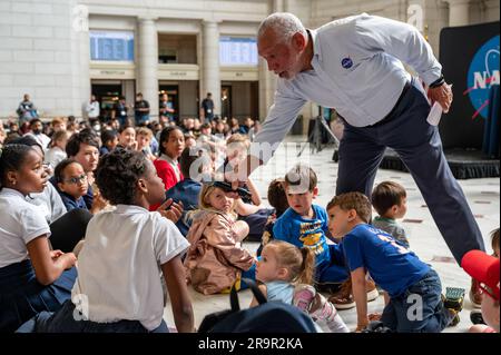 Ausstellungen zum NASA Earth Day. Charlie Bolden, ehemaliger NASA-Administrator, spricht am Donnerstag, den 20. April 2023, an der Union Station in Washington mit Studenten vor Ort. Stockfoto