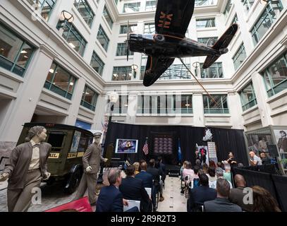 JWST-Stempelzeremonie. Erin Smith, stellvertretender Projektwissenschaftler des Observatoriums der NASA, Godddard Space Flight Center Webb, hält am ersten Ausgabetag für den neuen Stempel des United States Postal Service, der das James Webb Space Telescope (JWST) der NASA feiert, am Donnerstag, den 8. September 2022, im Smithsonian's National Postmuseum in Washington Stellung. Der Stempel, der eine Illustration des Observatoriums zeigt, ehrt Webbs Mission, das Unbekannte in unserem Universum zu erkunden – Rätsel in unserem Sonnensystem zu lösen, über ferne Welten um andere Sterne zu blicken und die Struktur zu untersuchen Stockfoto