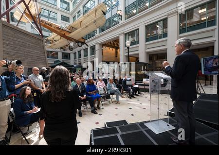 JWST-Stempelzeremonie. NASA Associate Administrator und ehemaliger Astronaut Bob Cabana hält am ersten Ausgabetag des neuen Stempels des United States Postal Service zur Feier des James Webb Space Telescope (JWST) der NASA am Donnerstag, den 8. September 2022, im Smithsonian's National Postal Museum in Washington Stellung. Der Stempel, der eine Illustration des Observatoriums zeigt, ehrt Webbs Mission, das Unbekannte in unserem Universum zu erkunden – Rätsel in unserem Sonnensystem zu lösen, über ferne Welten um andere Sterne hinaus zu blicken und die Strukturen und Ursprünge unseres Universums zu untersuchen Stockfoto