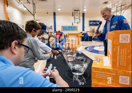 SpaceX Crew-3 der NASA besucht Amidon-Bowen Grundschule. NASA-Administrator Bill Nelson, Right, und die NASA-Astronautin SpaceX Crew-3 Kayla Barron, Left, nehmen während ihres Besuchs in der Amidon-Bowen Elementary School am Donnerstag, den 8. Dezember 2022, in Washington an MINT-Demonstrationen Teil. Stockfoto