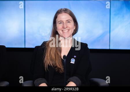 SWOT-WissenschaftsBriefing. Katherine Calvin, leitende Wissenschaftlerin und leitende Klimaberaterin der NASA, nimmt an einem wissenschaftlichen Briefing Teil, das von der NASA und der französischen Weltraumorganisation Centre National d’Etudes Spatiales (CNES) für die Mission Surface Water and Ocean Topography (SWOT) am 13. Dezember 2022 auf dem Weltraumstützpunkt Vandenberg in Kalifornien durchgeführt wurde. SWOT soll am 15. Dezember 2022 um 3:46 Uhr PST eine SpaceX Falcon 9 Rakete vom Space Launch Complex-4 East in Vandenberg starten. SWOT wird die erste globale Erhebung der NASA über nahezu alle Gewässer auf der Erdoberfläche sein. Wissenschaftler wollen ihre Beobachtungen besser nutzen Stockfoto