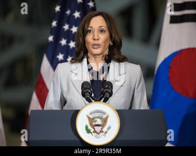 Vizepräsident Harris und Präsident Yoon bei der GSFC. Vizepräsidentin Kamala Harris hält am Dienstag, den 25. April 2023, in Greenbelt eine Rede auf einer Rundreise durch das Goddard Space Flight Center der NASA mit Präsident Yoon Suk Yeol der Republik Korea. Md Stockfoto