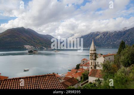 Blick von Perast Town mit Blick über Kotor Bay in Richtung Perast Island Churches Stockfoto