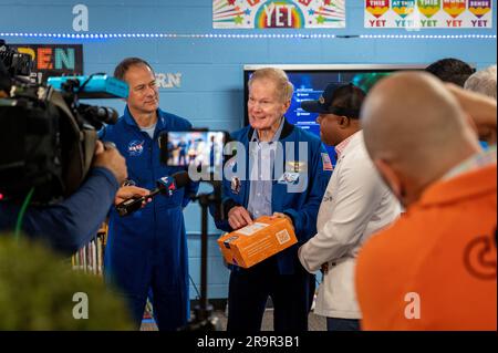 SpaceX Crew-3 der NASA besucht Amidon-Bowen Grundschule. Der Astronaut Tom Marshburn, Left, der SpaceX Crew-3 der NASA, und Bill Nelson, Administrator der NASA, Right, sprechen während ihres Besuchs in der Amidon-Bowen Elementary School am Donnerstag, den 8. Dezember 2022 in Washington mit den lokalen Medien. Stockfoto